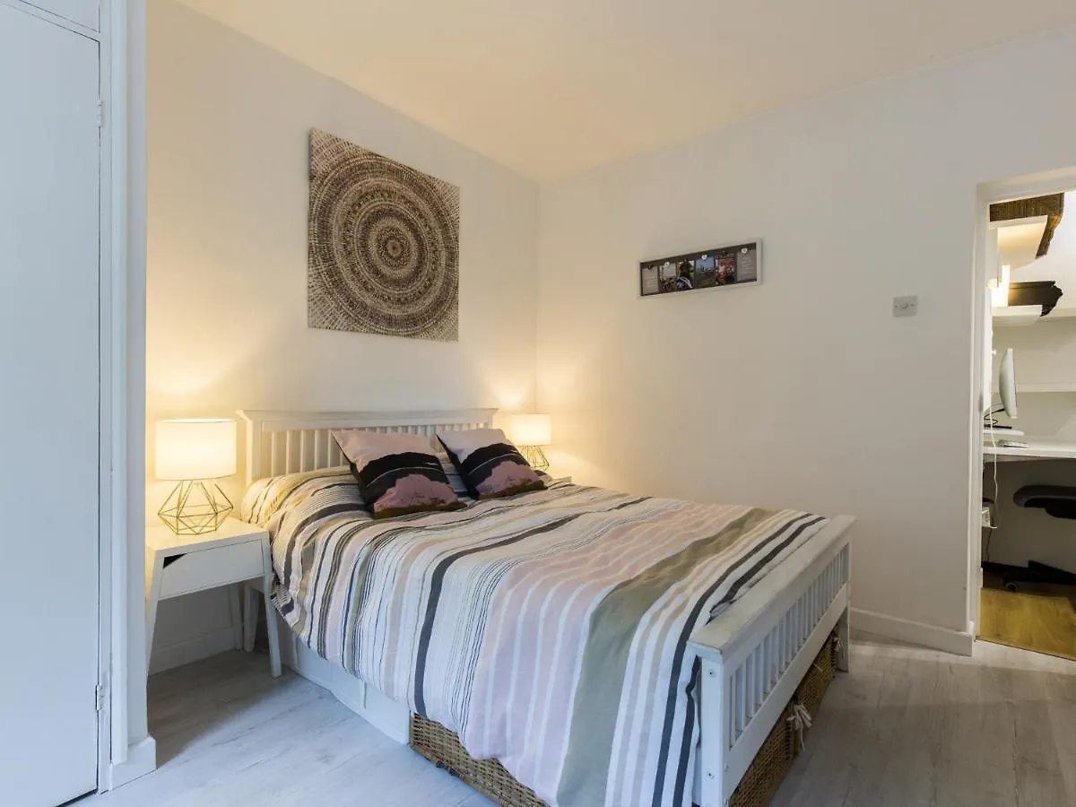Spacious Flat In South Central London With Balcony - Pass The Keys 0*,