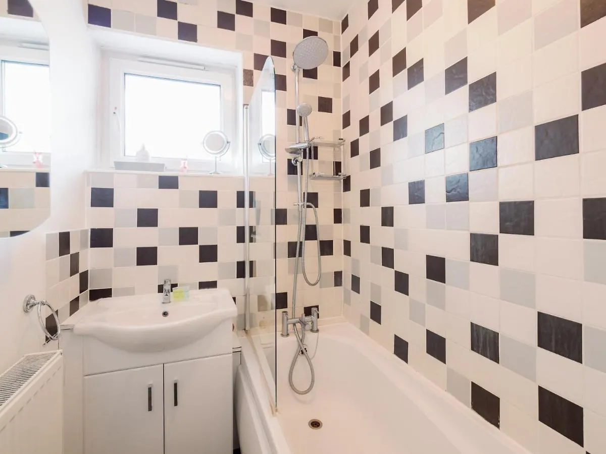 Spacious Flat In South Central London With Balcony - Pass The Keys United Kingdom
