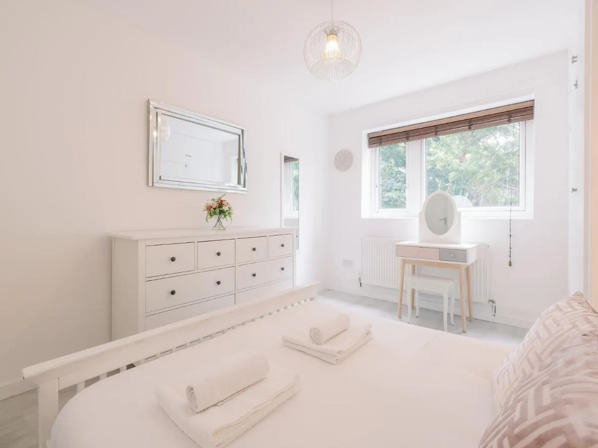 Spacious Flat In South Central London With Balcony - Pass The Keys Apartment