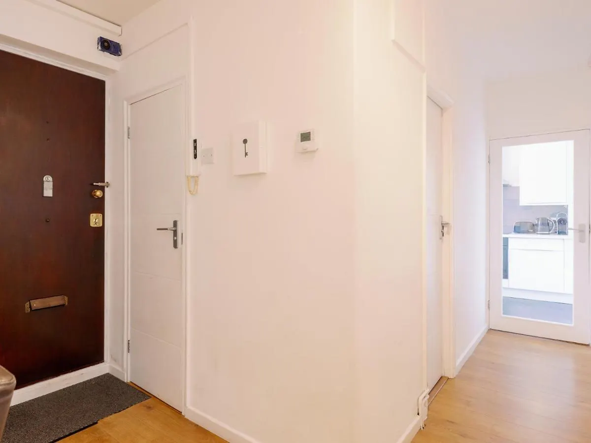 Spacious Flat In South Central London With Balcony - Pass The Keys Apartment